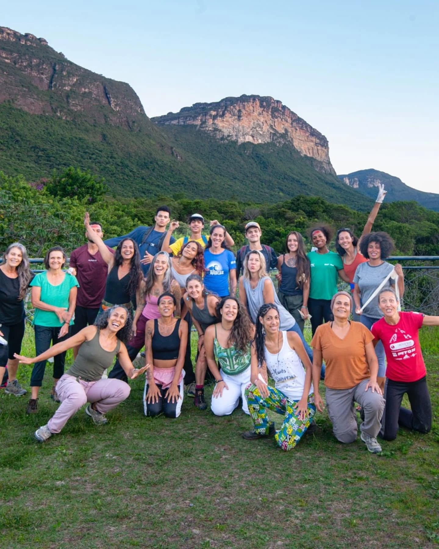 Grupo de participantes de curso na natureza